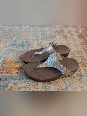 FitFlop Women's US 8 The Skinny Leather Flip-Flops Rosegold Scale Pattern
